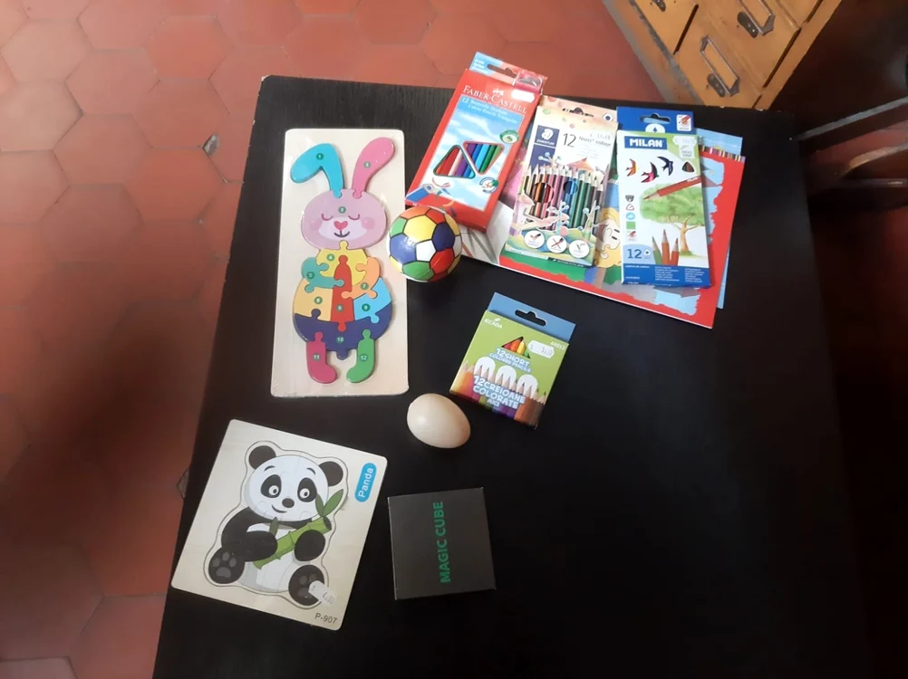 Jucării şi cărţi de colorat pentru copiii refugiaţi din Ucraina FOTO Ioan Buciumar