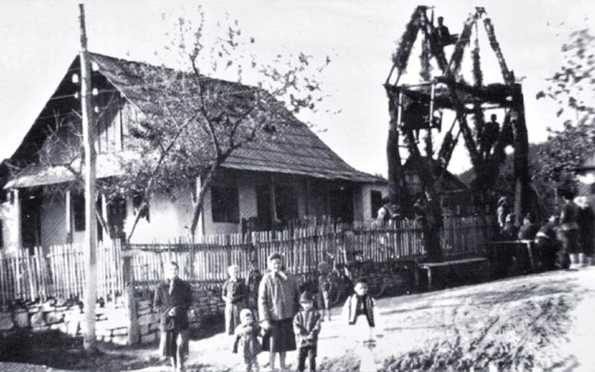 Scrânciobul era marea atracţie a yilelor de sărbătoare. FOTO: eusuntdaniela.ro
