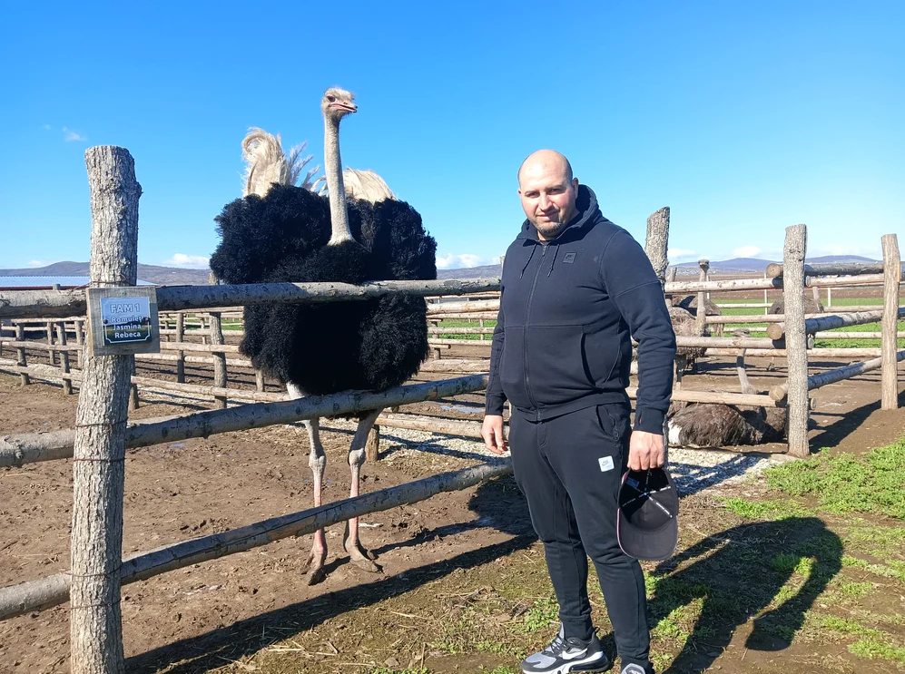 Iosif Butacu și Romuleț, un struț mascul agresiv cu cei care se apropie FOTO MA