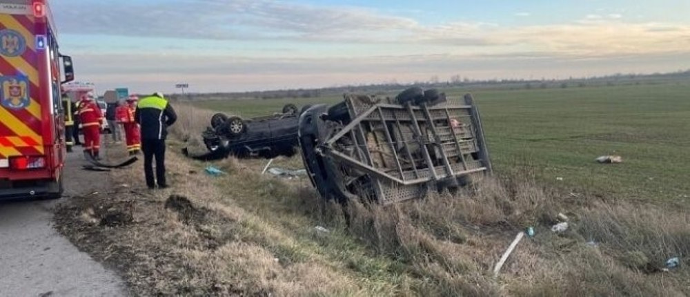 Accident grav pe A1. Trei din cele şapte maşini implicate s-au răsturnat. Trei persoane au fost transportate la spital