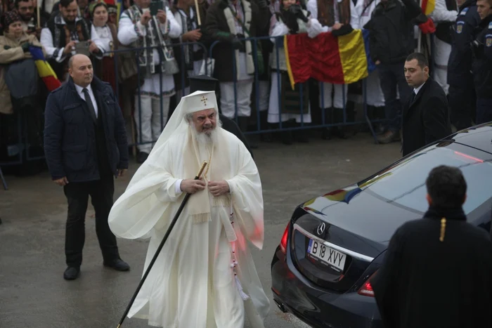 Patriarhul Daniel cu maşina Mercedes/ FOTO Inquam Photos / Octav Ganea