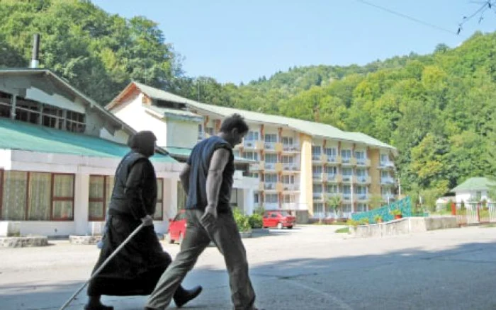 Hotelul bisericesc din Tismana găzduieşte campionate de bridge, dar nu taie facturi pentru servicii