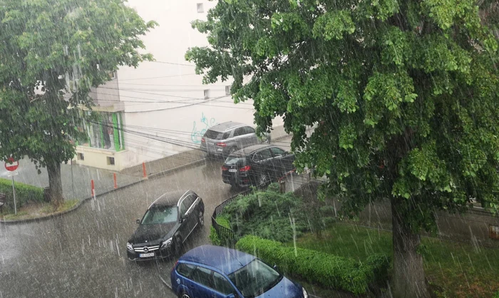 Cerul s-a întunecat și a plouat aproximativ 15 minute. FOTO C.S.