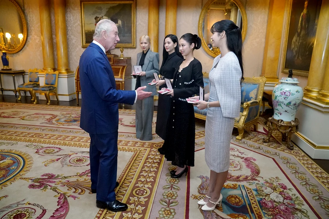 Cântărețele din trupa de muzică Blackpink au fost decorate de Regele Charles