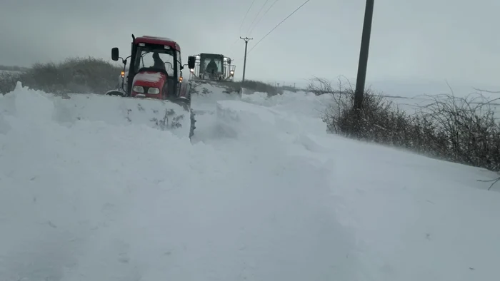 Pompierii au venit să îi salveze pe pasagerii înzăpeziți