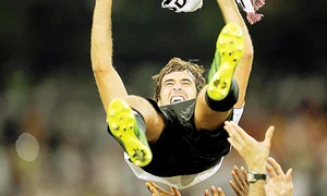 Raul a fost aruncat  in aer de foştii  coechipieri jpeg