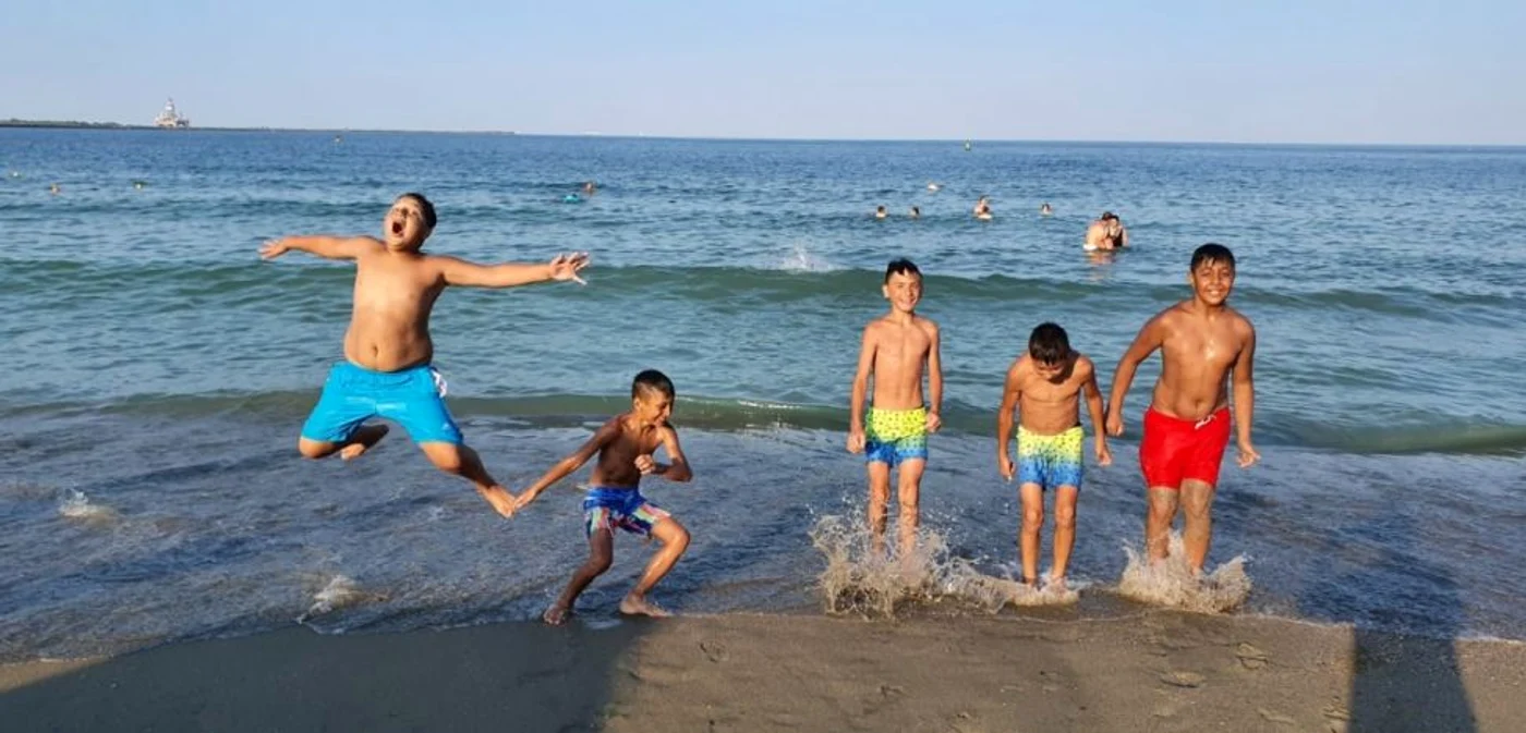 copii la mare
