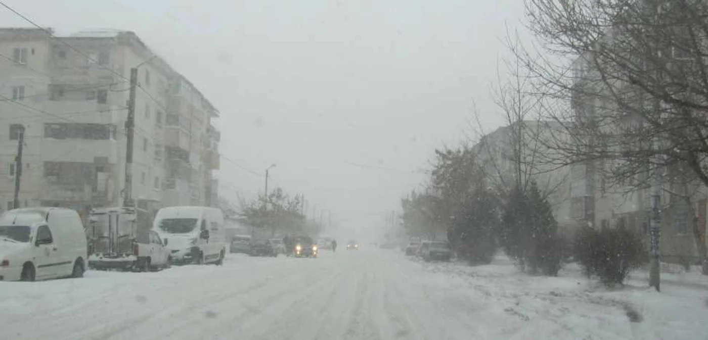 Condiţiile meteorologice îngreunează circulaţia rutieră
