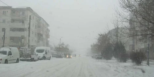 Condiţiile meteorologice îngreunează circulaţia rutieră