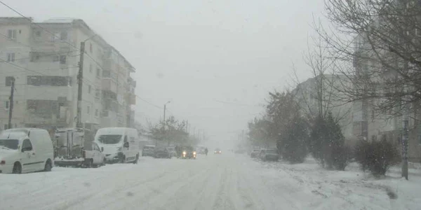 Condiţiile meteorologice îngreunează circulaţia rutieră