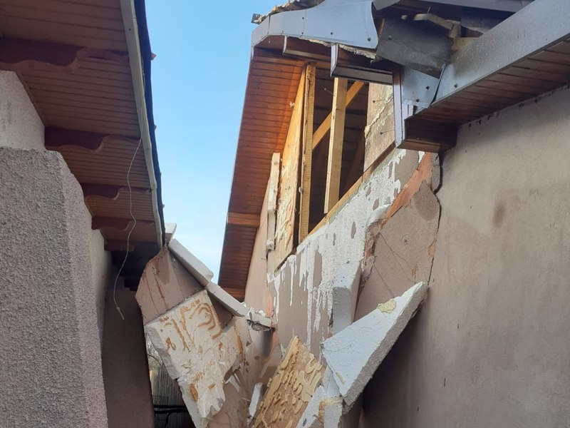 O casă din Olt, distrusă de explozia provocată de acumularea de gaz. Una din victime se află în stare gravă, cu arsuri pe tot corpul