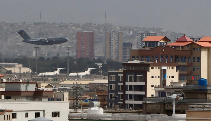 Toţi românii care au vrut să plece au fost îmbarcaţi la bordul unor aeronave româneşti sau aliate care au decolat de pe Aeroportul Internaţional Hamid Karzai din Kabul spre locuri sigure FOTO EPA-EFE