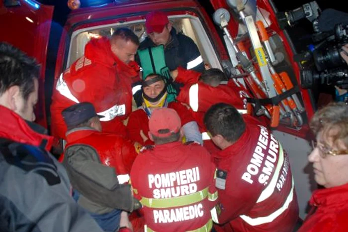 Răniţi transportaţi la amubalnţe (FOTO MEDIAFAX)