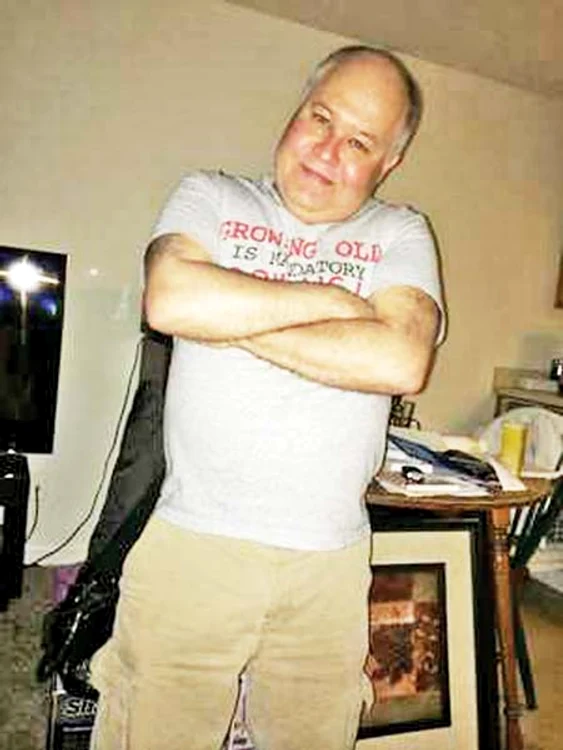 
    Aparatul „violat” de Lonnie Hutton  a fost “consolat” de  angajatele barului  