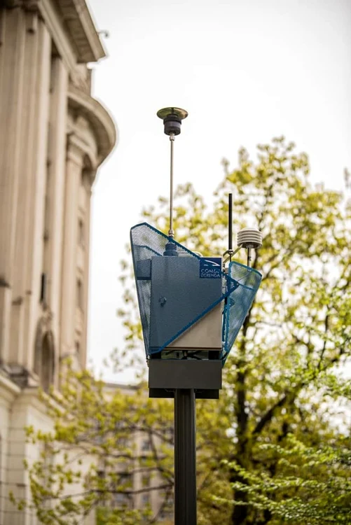 Analizorul din punctul de măsurare denumit B12 furnizează deja concentraţiile de PM10 şi PM2.5 în reţea, acestea fiind accesibile, în timp real, pe site-ul calitateaer.ro Foto News.ro