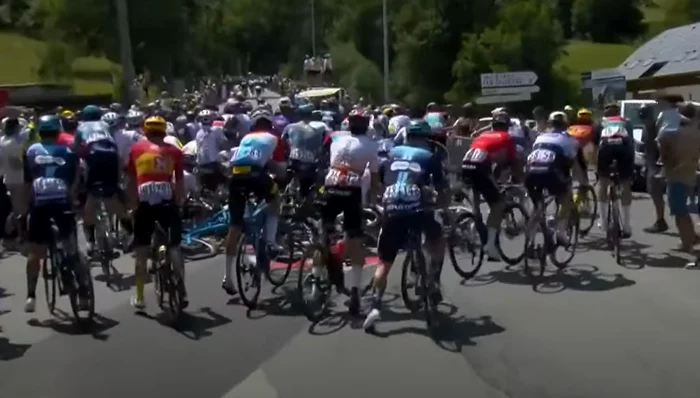 Aproximativ 20 de cicliști au căzut, în etapa de duminică (FOTO: Youtube)