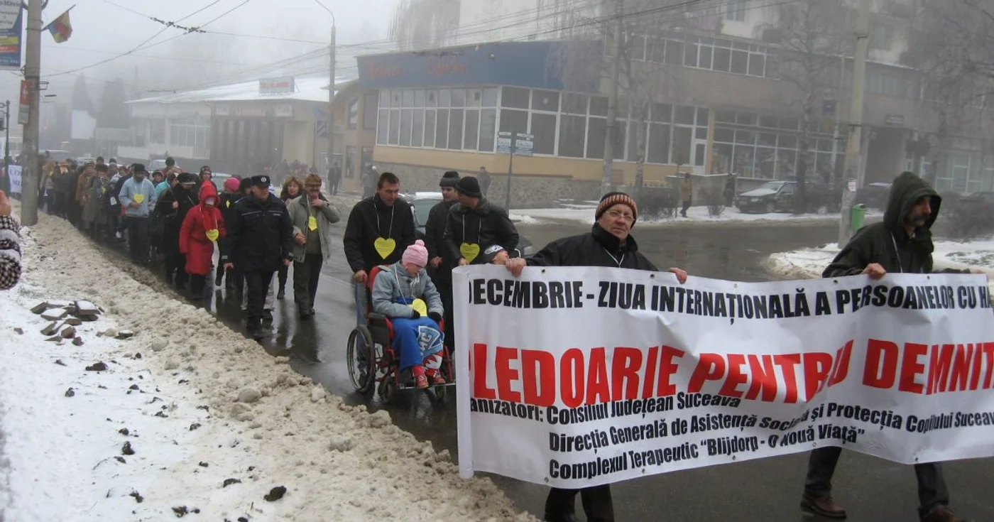 Tinerii suceveni au mărşăluit de la Primărie până la Prefectură