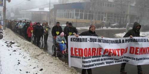 Tinerii suceveni au mărşăluit de la Primărie până la Prefectură