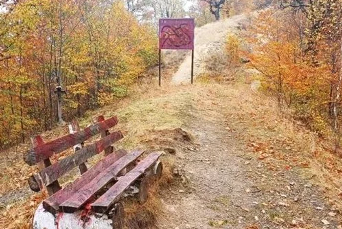 Panoul de informare și banca aflate în imediata apropiere a sitului FOTO Muzeul Unirii
