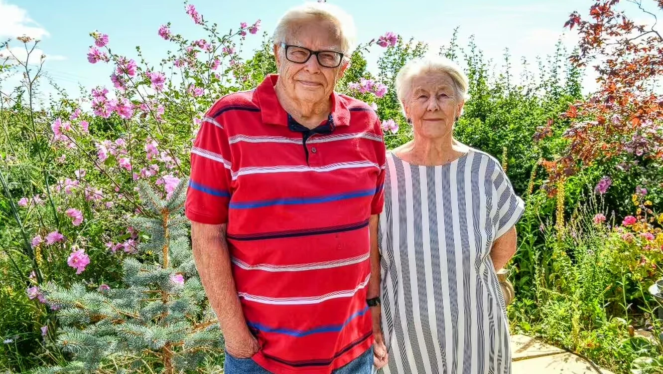 Un cuplu de pensionari din Anglia riscă amendă pentru o grădină/ sursă foto: social media