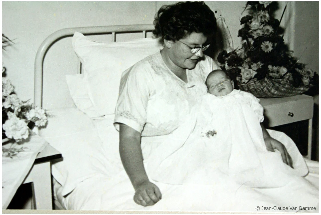 O imagine de colecţie: Van Damme, pe când era bebeluş, alături de mama lui