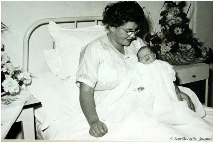 O imagine de colecţie: Van Damme, pe când era bebeluş, alături de mama lui