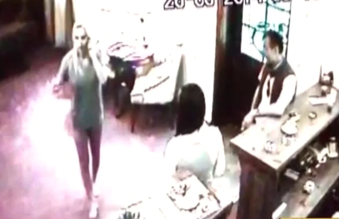 Simona Traşcă a fugit în chiloţi de Guţă (FOTO ACCES DIRECT)