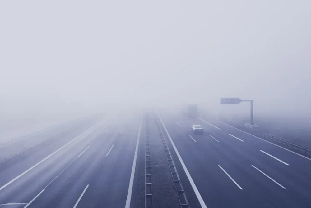 Ceață densă în zece județe, sâmbătă dimineață. Restricții pe A1 Sibiu–Deva, după ce o mașină a luat foc pe autostradă