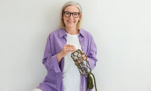 femeie in varsta cu zambetul pe buze jpg