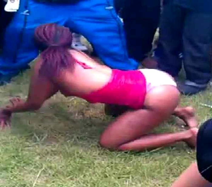 Pe jumătate dezbrăcată, femeia şi-a făcut de cap în mijlocul bărbaţilor.