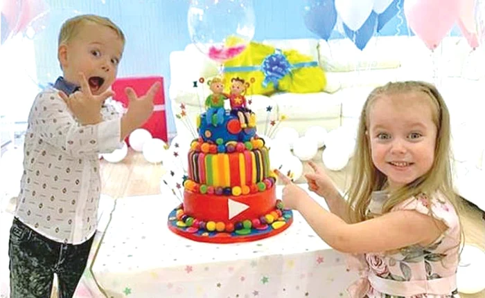 
    Grabriella și Alex sunt filmaţi în timp ce se joacă şi fac nebunii  