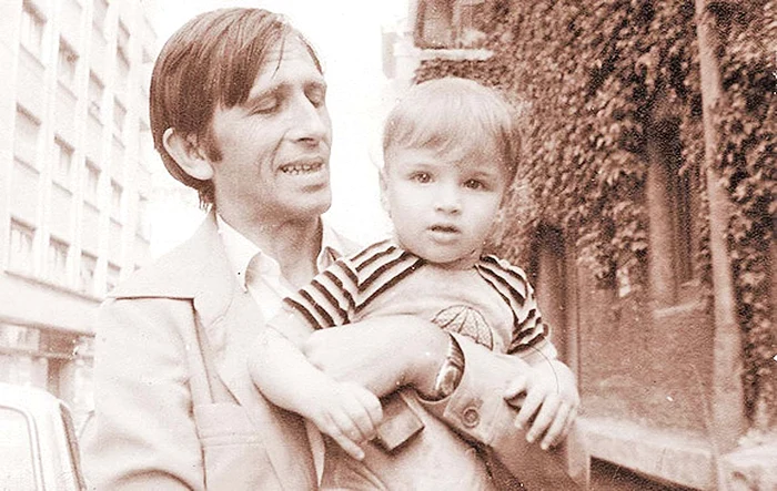 Îşi încarcă bateriile alături de cei dragi la casa de vacanţă de la Cornu