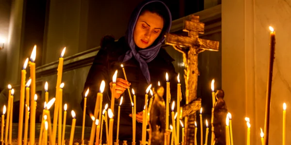 Femeie in biserica foto Shutterstock
