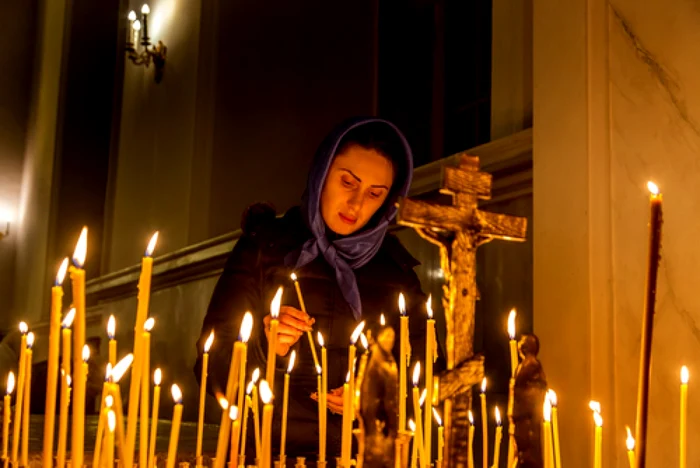 Femeie în Biserica FOTO Shutterstock