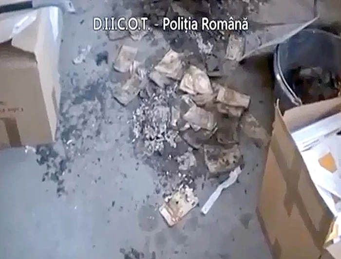 La apariţia forţelor de ordine în sediul tiparniţei clandestine, suspecţii ardeau  bancnotele