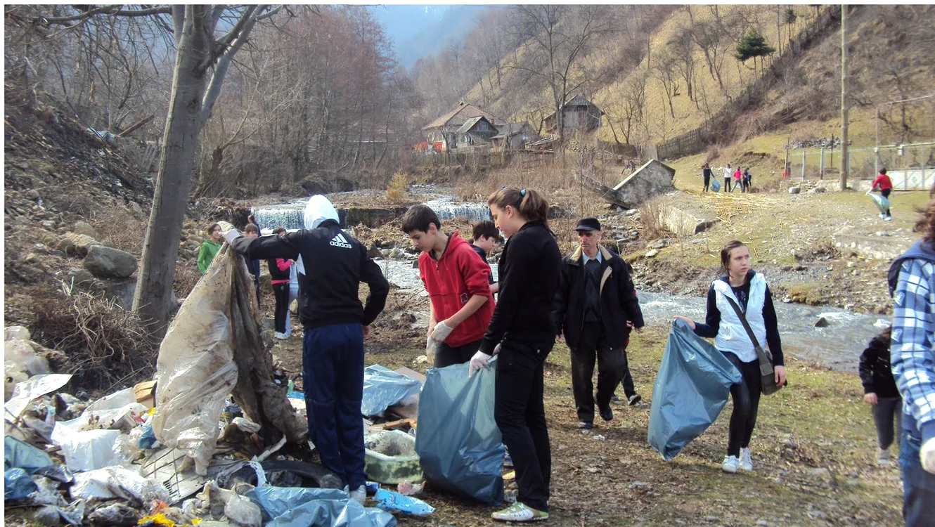 Copiii voluntari strang gunoaiele aruncate pe rauri