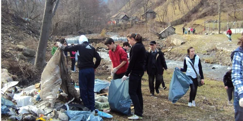 Copiii voluntari strang gunoaiele aruncate pe rauri