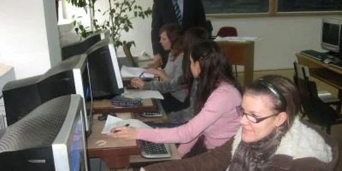 Elevii sătmăreni au obţinut rezultate bune la simularea competenţelor digitale