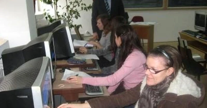 Elevii sătmăreni au obţinut rezultate bune la simularea competenţelor digitale