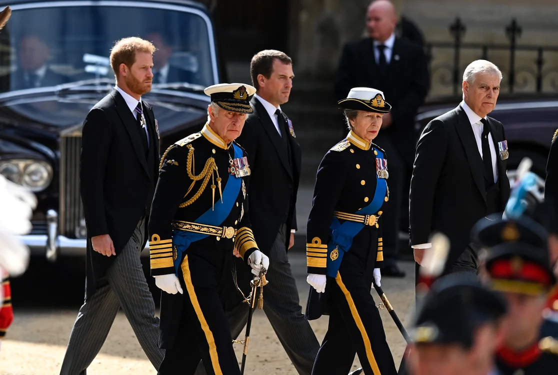Harry, Charles, Peter Phillips, Anne, Andrew și Edward la înmormântarea Reginei în 2022, GettyImages jpg