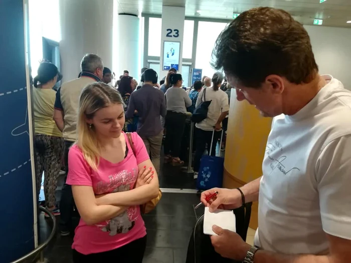 Gică Popescu a dat autografe pe ce a putut FOTO Iulian Anghel (Bologna)