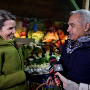 Călin Georgescu, însoțit de soția Cristela Georgescu, personal de pază și reprezentanți ai unui post de televiziune, face cumpărături în Piața 16 Februarie, în București. FOTO Inquam Photos / Octav Ganea
