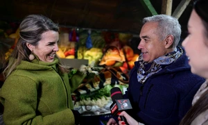 Călin Georgescu, însoțit de soția Cristela Georgescu, personal de pază și reprezentanți ai unui post de televiziune, face cumpărături în Piața 16 Februarie, în București. FOTO Inquam Photos / Octav Ganea