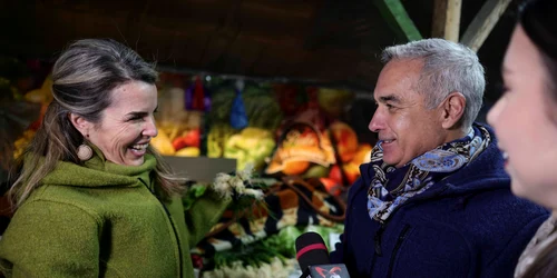 Călin Georgescu, însoțit de soția Cristela Georgescu, personal de pază și reprezentanți ai unui post de televiziune, face cumpărături în Piața 16 Februarie, în București. FOTO Inquam Photos / Octav Ganea