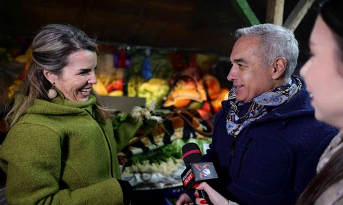 Călin Georgescu, însoțit de soția Cristela Georgescu, personal de pază și reprezentanți ai unui post de televiziune, face cumpărături în Piața 16 Februarie, în București. FOTO Inquam Photos / Octav Ganea