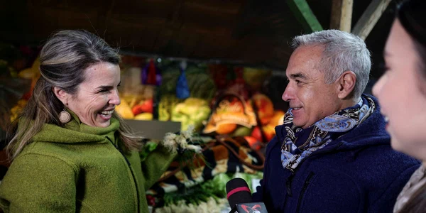 Călin Georgescu, însoțit de soția Cristela Georgescu, personal de pază și reprezentanți ai unui post de televiziune, face cumpărături în Piața 16 Februarie, în București. FOTO Inquam Photos / Octav Ganea