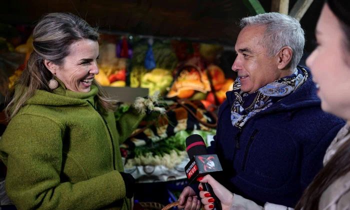 Călin Georgescu, însoțit de soția Cristela Georgescu, personal de pază și reprezentanți ai unui post de televiziune, face cumpărături în Piața 16 Februarie, în București. FOTO Inquam Photos / Octav Ganea