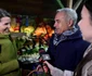 Călin Georgescu, însoțit de soția Cristela Georgescu, personal de pază și reprezentanți ai unui post de televiziune, face cumpărături în Piața 16 Februarie, în București. FOTO Inquam Photos / Octav Ganea