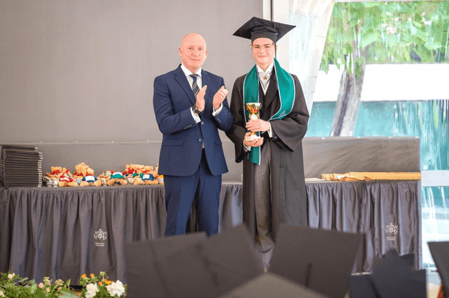 Un absolvent de liceu din România, în cei 1,5% elevi din lume care au obţinut rezultate maxime la examenele A-Level şi admis la o universitate din top 10 mondial