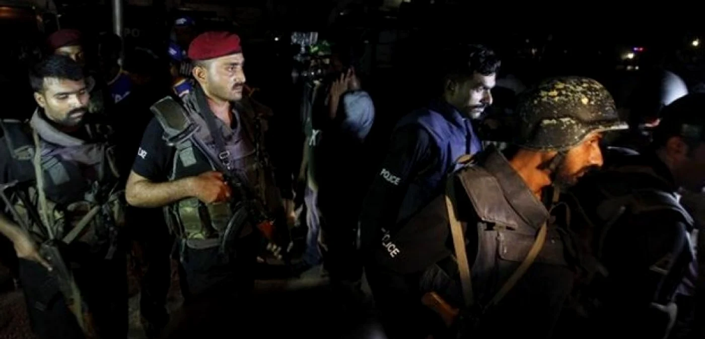 Forţe de ordine din rândul armatei pakistaneze au fost solictate pentru a-i opri pe atacatori. FOTO: AP